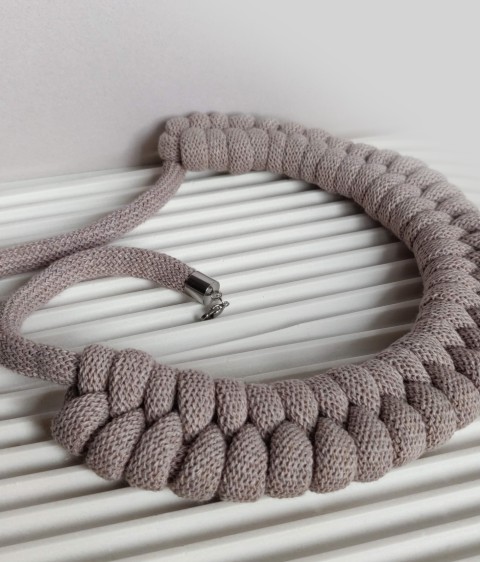 Collana "nodes." in cotone riciclato (A), tortora