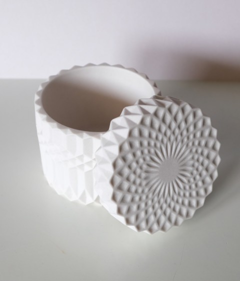 Contenitore a trama geometrica con coperchio